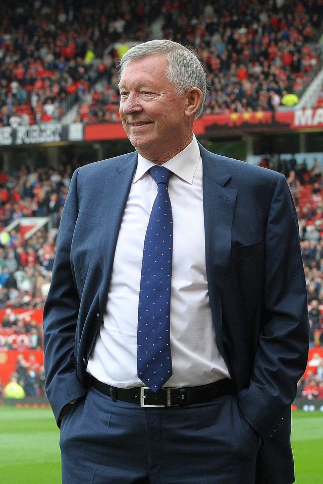 弗格森看好桑切斯《太阳报》指出,目前的曼联中场过于老化,卡里克和