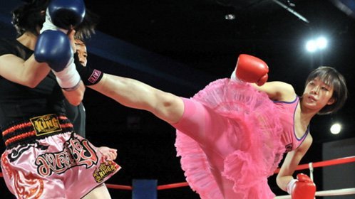 日本女拳手穿内衣格斗走光