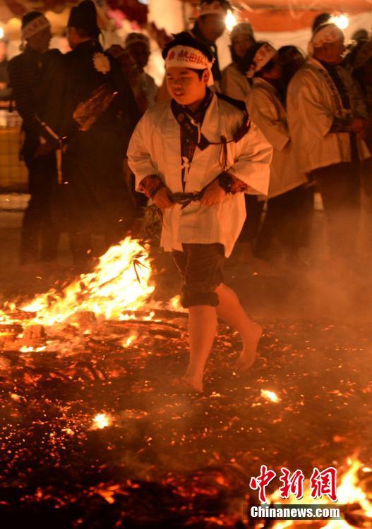 日本儿童渡火仪式赤脚在炭火上奔跑