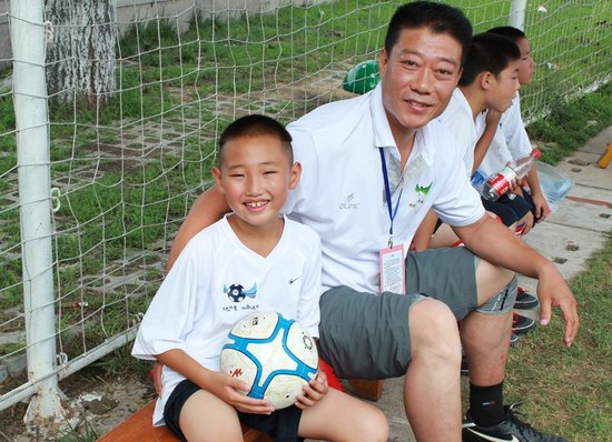 日本小球员夸赞夏令营生活 个性发型逗乐伙伴