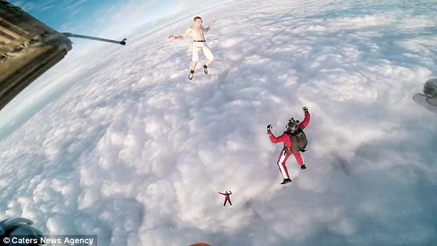 无伞也能跳伞小伙万尺高空赤膊一跃