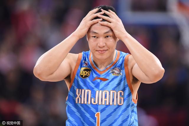 李根选择了幽默回应,去年回来是看女友,今年就是看老婆了.