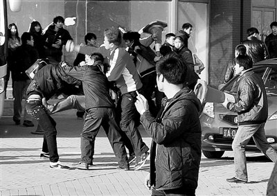 辽京战前球迷爆群殴三人流血两国安球迷被拘