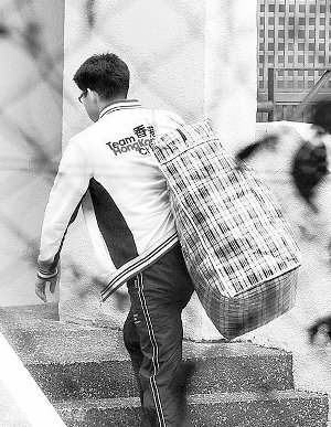 霍启刚(微博)独扛重物近日,香港媒体拍到一组郭晶晶霍启刚买菜以及