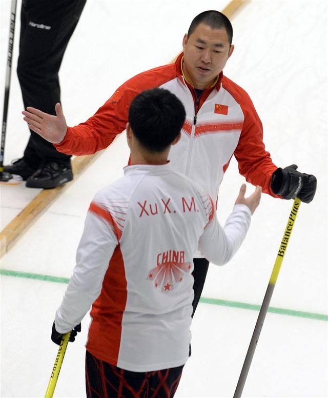 亚冬会男子冰壶决赛中,刘锐领衔的中国男子冰壶队以悬殊的比分逼迫