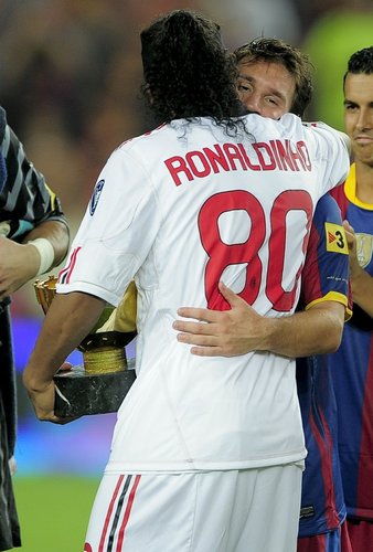 梅西再见小罗几乎痛哭 超越前国王他只缺一冠