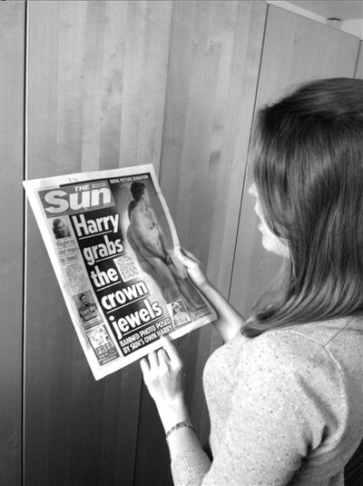 太阳报重现哈里不雅照情景