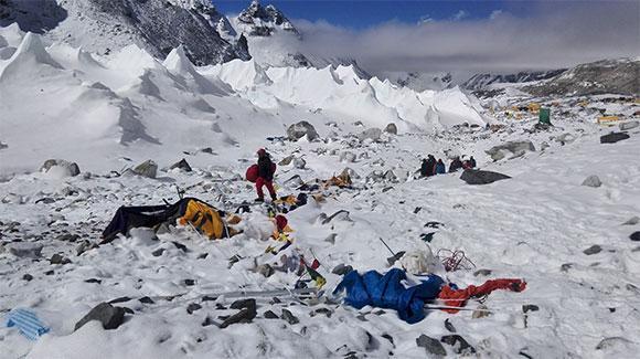 中国山友忆雪崩:像海啸一样冲来 活着真幸运