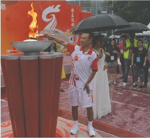 全国第九届残奥会火炬成都传递昨日圆满结束