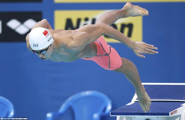 直击:宁泽涛进场热身 气温骤降只有20度!