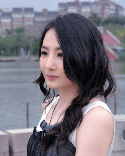 在成功从选秀节目脱颖而出后转战演艺圈,此番挑大梁饰演电视剧《蛙女