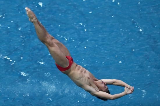 跳水男子1米板预赛,中国选手包揽前两名,彭健烽以435