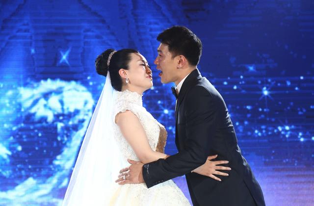 双人滑选手张昊在自己的家乡哈尔滨举行婚礼,迎娶相恋十年的女友鞠驰