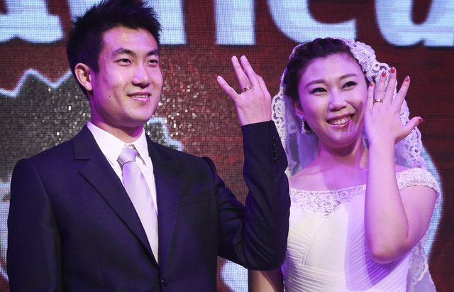 王晓龙(微博数据)与妻子展示婚戒(点击查看高清组图)昨天上午,国安