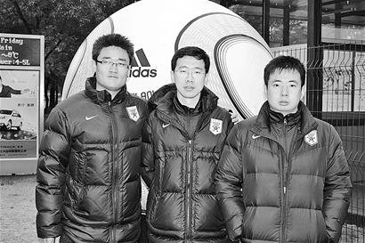 鲁能泰山三名"85后"翻译(自左至右依次为:初晓东,赵旭和李刚)记者董宏