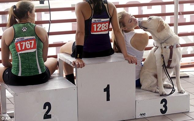 盲人女孩获撑杆跳铜牌锦标赛 撑杆跳高称克服困难能找到快乐 - 球王直