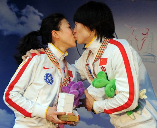 庞清佟健台北拥吻 低调回应婚期问题[组图]