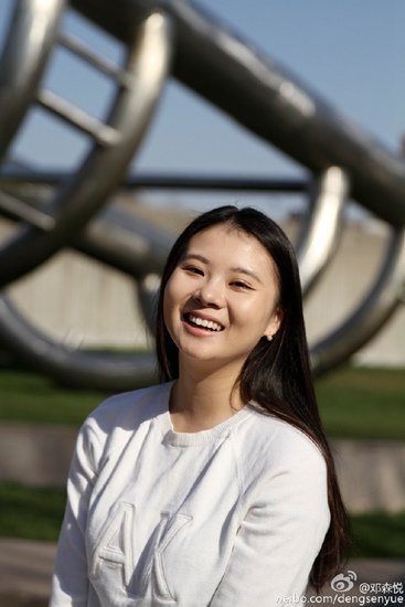 邓森悦晒照灿烂微笑:心情跟着天气走
