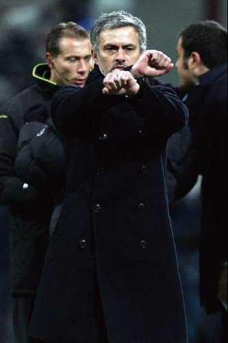 穆帅戴手铐手势震惊意甲曾斥鸟巢草坪质量差