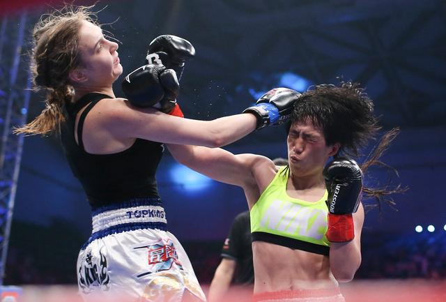 擂台上的大学教师鄂美蝶用战斗做出表率