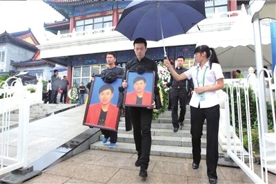 昨天,陶伟的亲友近千人在北京八宝山殡仪馆东厅为陶伟举办追悼会以及