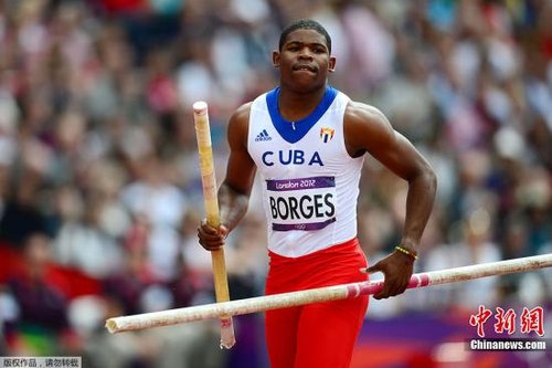 撑杆跳赛场惊魂一幕 古巴选手跳杆断成三段(图)