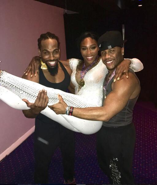 小威被两猛男公主抱狂晒图吊环上劈叉秀韧性