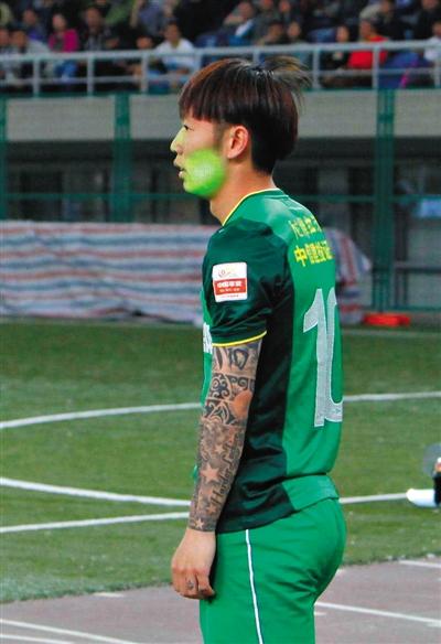 京媒:天津球迷再创新作 张稀哲变绿脸侠(图)