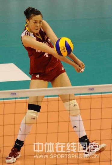 女排姑娘穿无袖紧身队服凸显身材更具感染力