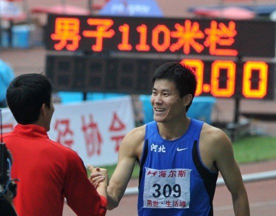 史冬鹏夺冠后与刘翔击掌相庆(                    )