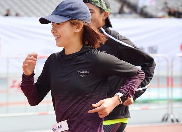 馬拉松陳意涵首個全馬恰逢生日小夥伴終點處暢飲啤酒慶祝