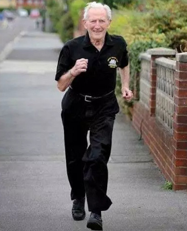 但是即使在养病期间,麦克内利每隔一两天也要出去走走.