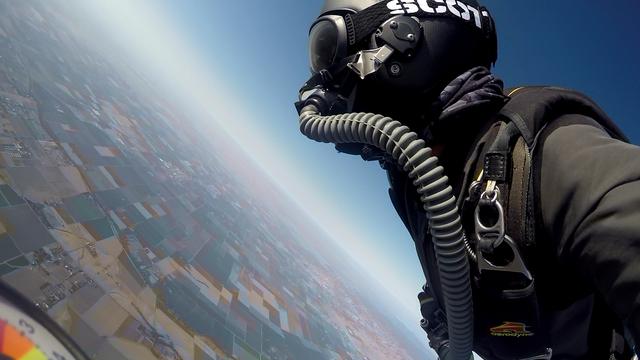 让国旗飘扬美国上空 创业家完成halo高空跳伞