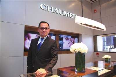 chaumet中国区总裁田峰先生为元媛梁周洋(微博博客)授冠.
