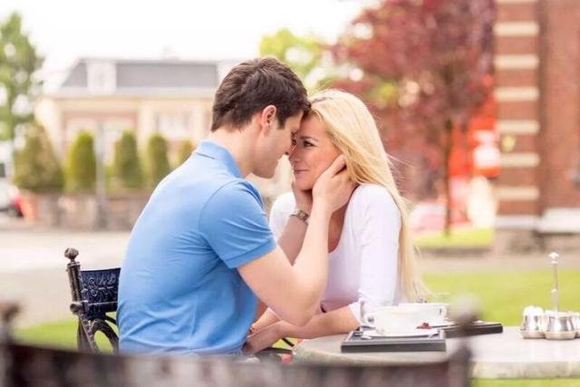 奥恰洛夫微博自曝结婚照宣布7月与女友完婚