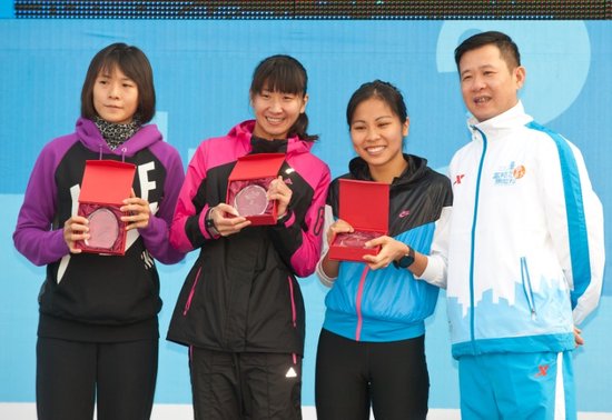 台北马拉松_特步总裁丁水波先生颁发半程马拉松男子冠军组台北马拉松