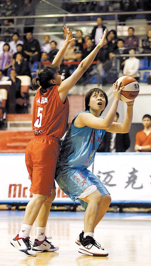 邱思玥右强行投篮 cfp供图2010/2011赛季全国女子篮球甲级联赛(wcba)