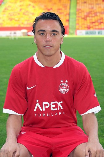 英媒《每日镜报》发布一条让人啼笑皆非的消息,荷兰emmen俱乐部球员