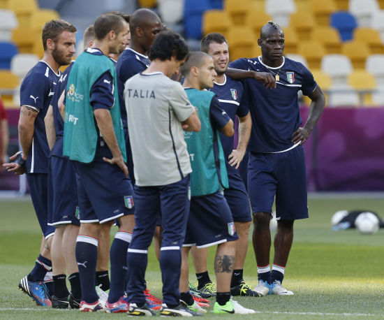 王子烁:欧足联只会关心这种小事,到了重要的决策时自己又消失的无影