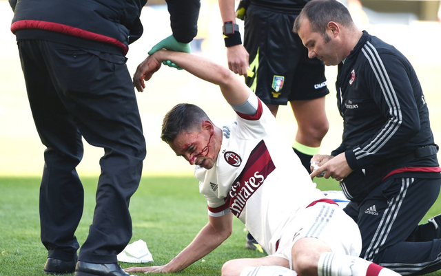 米兰帅哥惨遭钢钉踩踏 恐将毁容