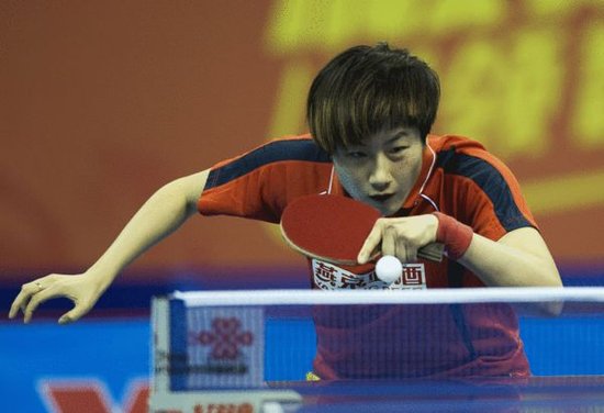 丁宁赛中左腿抻伤倒地不起止步八强泪洒赛场