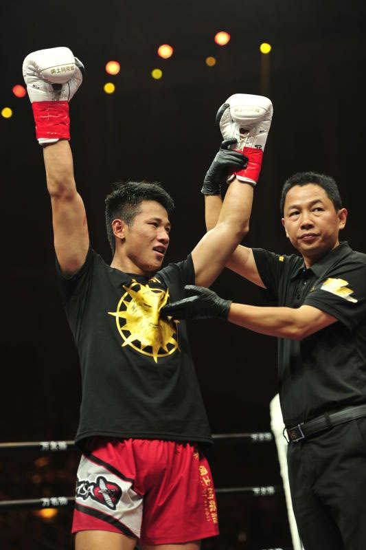 "泰拳小侯爷"邓泽奇三十连击打懵对手