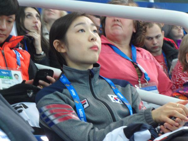 直击:金妍儿助威韩国短道队 难掩失落忙补妆