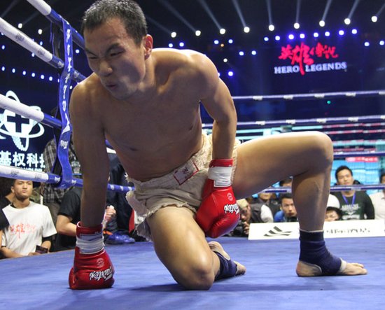 康恩遭日本对手暗算踢到裆部疼痛难忍的康恩只能原地翻滚>>点击查看