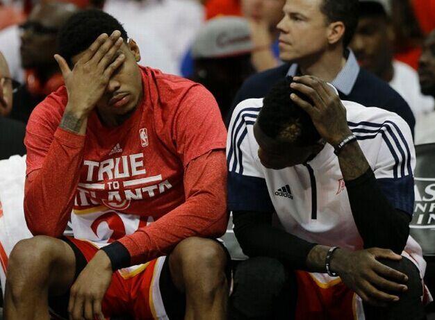 老鹰众生相凸显悲凉悍将用手遮面不敢直视