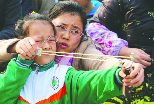 成都青羊区一小学为培养孩子野性首开弹弓课