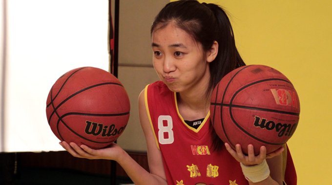 wcba-沈部女篮拍官方写真 赵爽嘟嘴俏皮卖萌