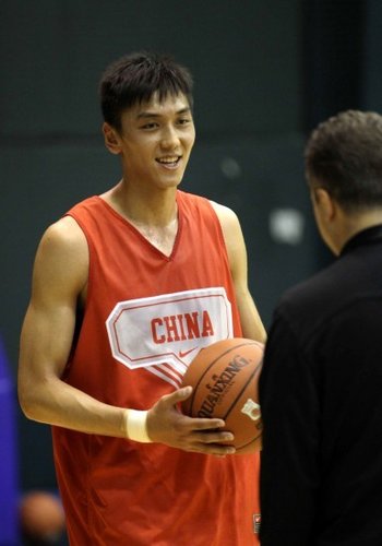 张博今晚回国家队正式报到 不介意是不是陪练