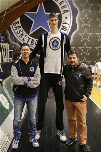 罗马尼亚15岁少年身高2米29他是下一个波神