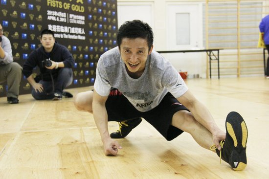 邹市明(微博)首秀赛前训练将担任央视直播评论员的中国拳击名宿王国钧